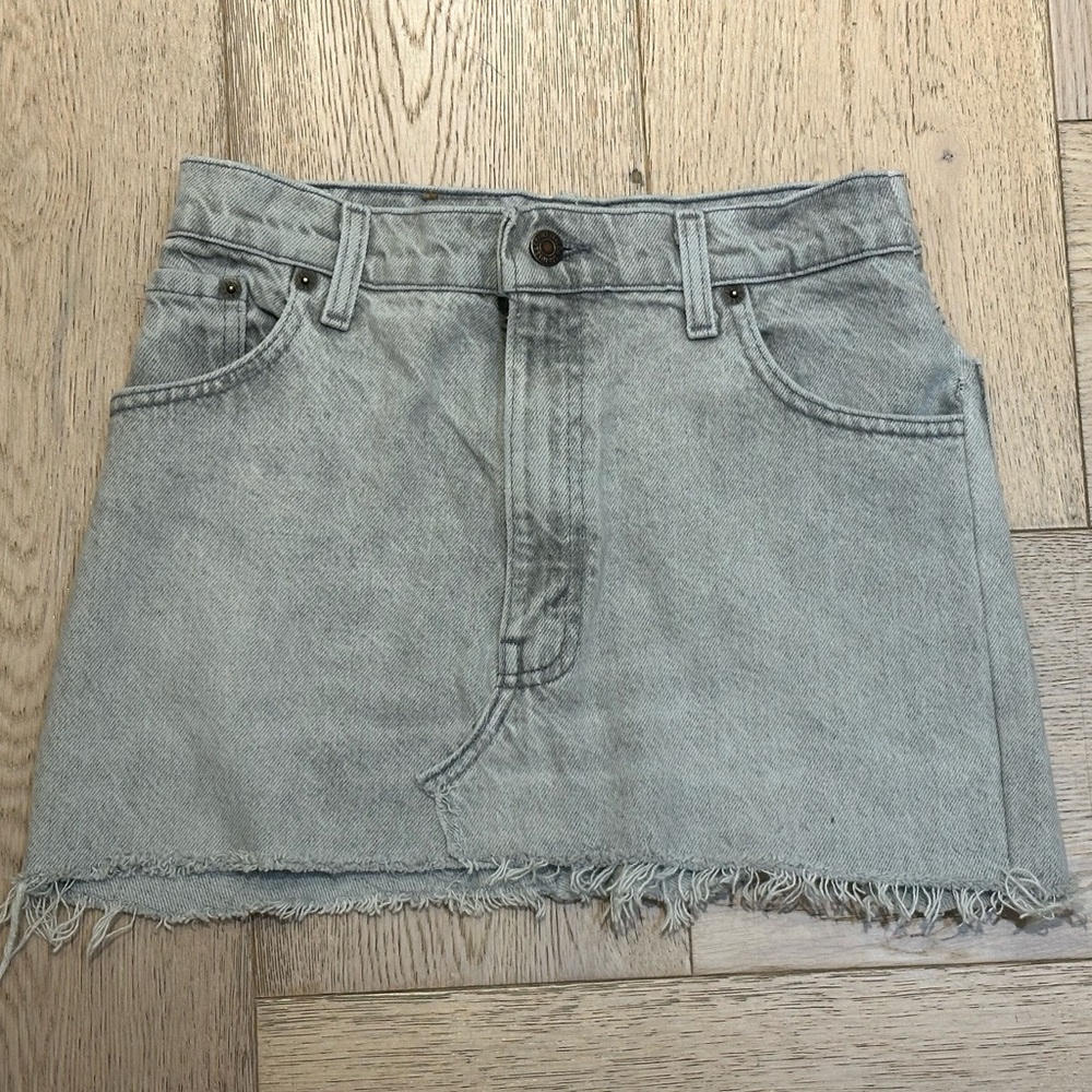 Vintage Levi’s Jean Skirt
Fits a 24/25 waist